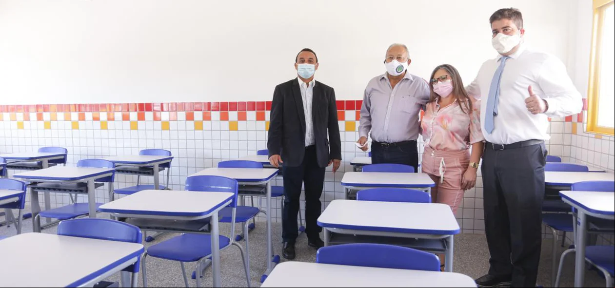 Dr. Pessoa e Nouga Cardoso na inauguração da escola