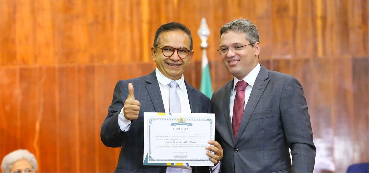 Deputado reeleito Dr. Hélio recebe diploma