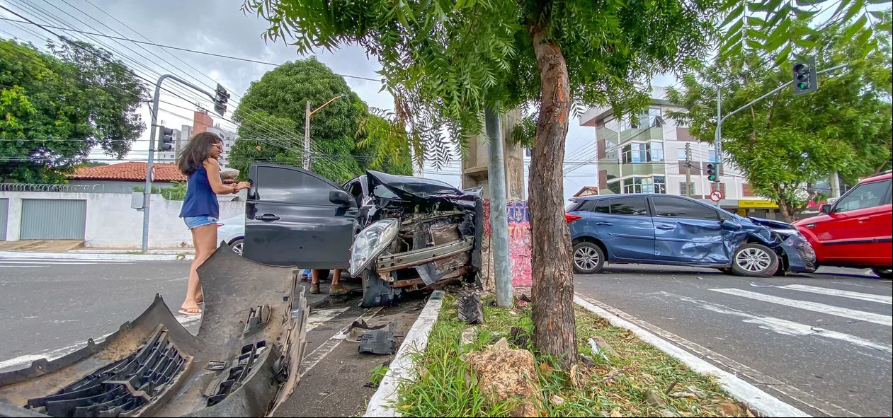 Veículos ficaram destruídos no cruzamento das avenidas Dom Severino com Ininga