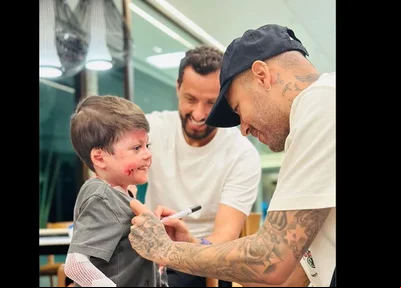 Menino Gui se encontra Neymar e puxa hino do Santos