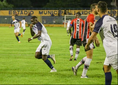 Rodrigo Fumaça, atacante do Altos, comemorando gol sobre o River