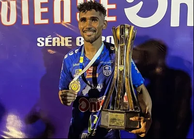 Tiaguinho, lateral-esquerdo