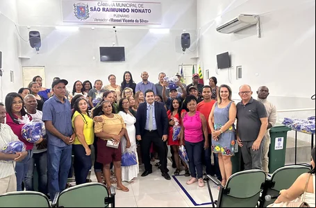 Entrega de uniformes para os trabalhadores da limpeza em São Raimundo Nonato