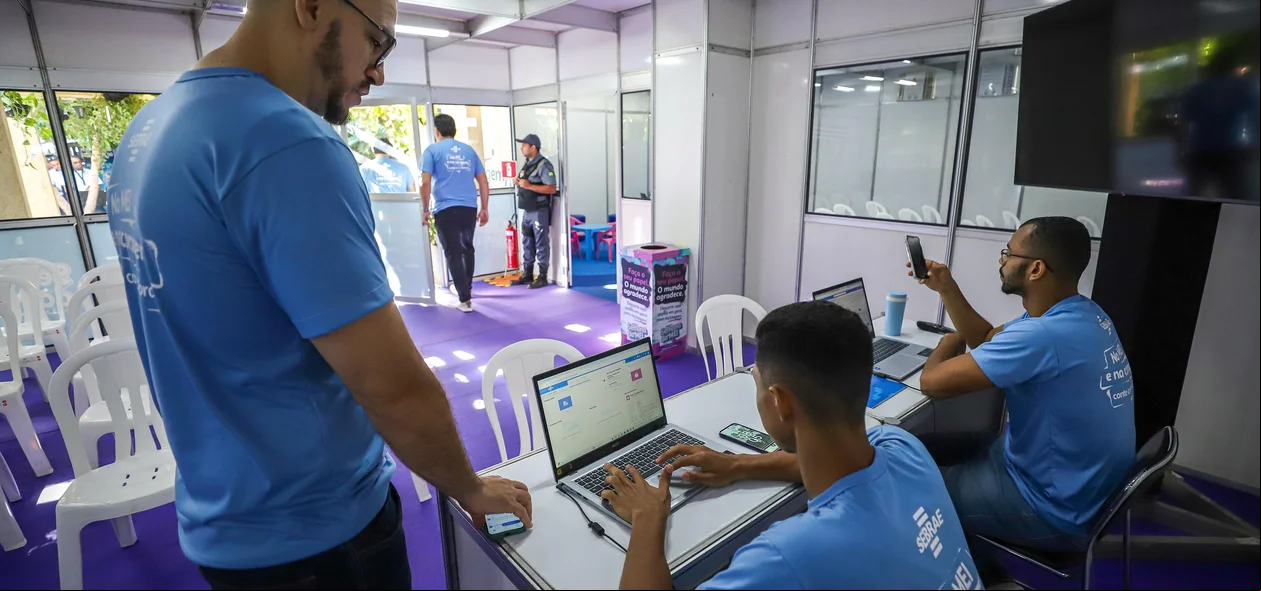 Equipe do Sebrae em atendimento na Praça Rio Branco, em Teresina