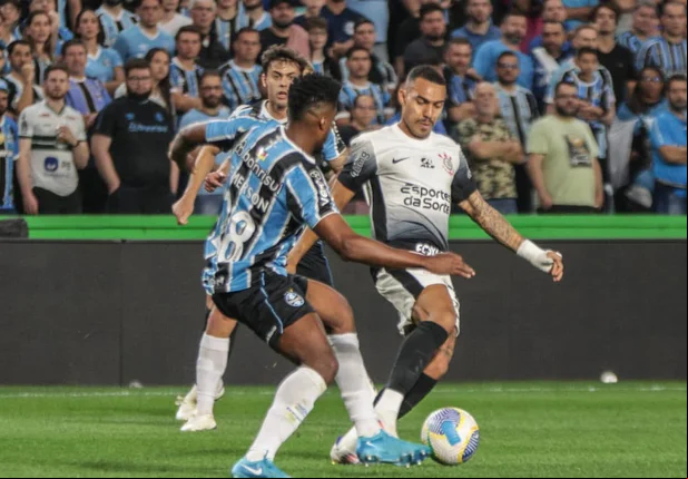Duelo de bola entre jogadores do Grêmio e Corinthians