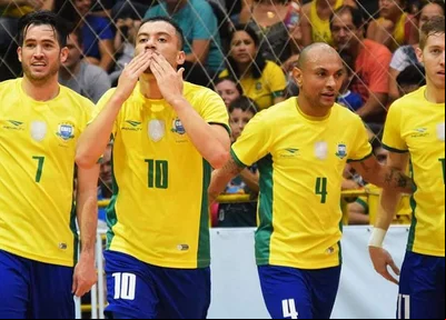 Fernandinho ao lado de jogadores da Seleção Brasileira de Futsal