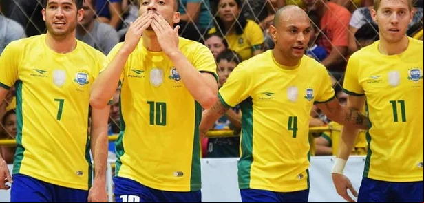 Fernandinho ao lado de jogadores da Seleção Brasileira de Futsal