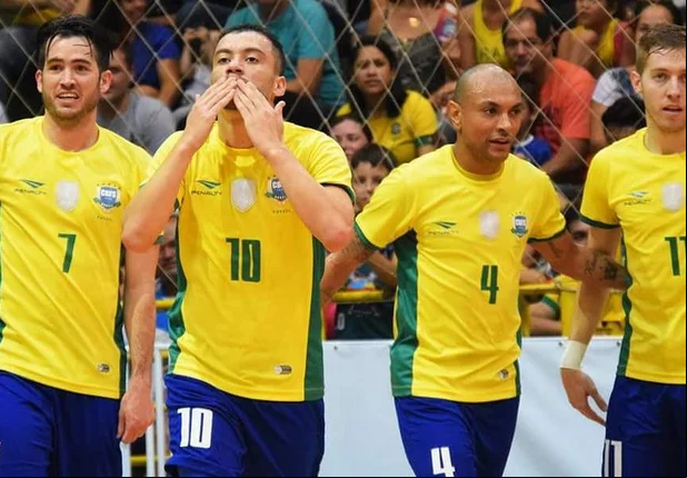 Fernandinho ao lado de jogadores da Seleção Brasileira de Futsal