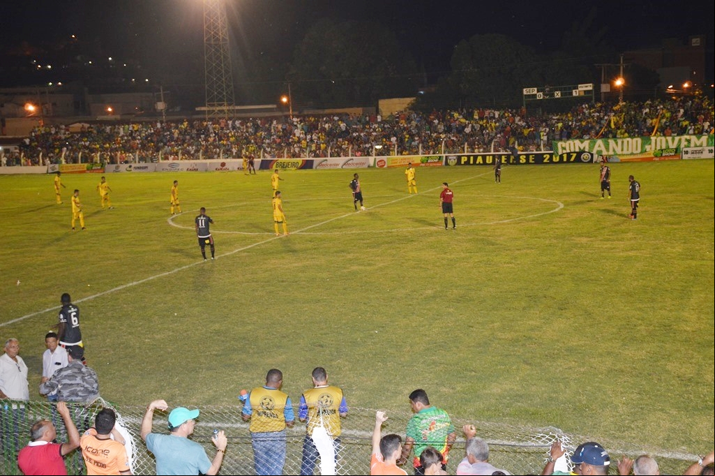 Jogo foi equilibrado com chances desperdiçadas pelos dois lados
