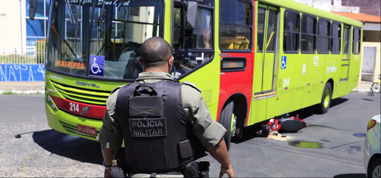Coletivo da linha Anita Ferraz se envolveu em acidente com moto