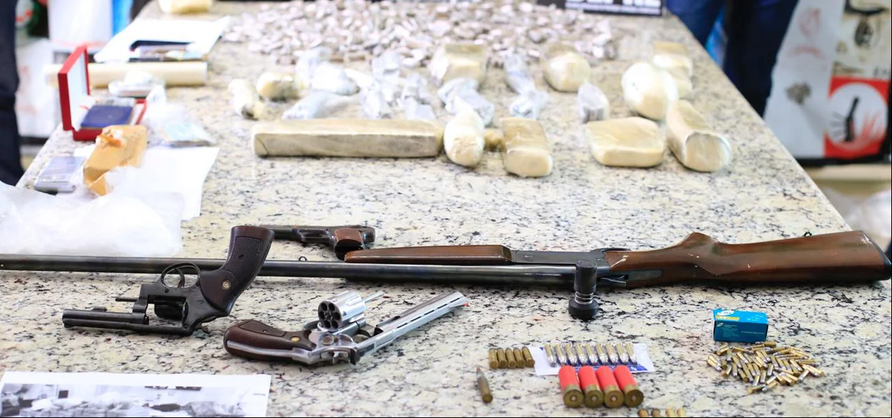 Drogas e armas apreendidas 