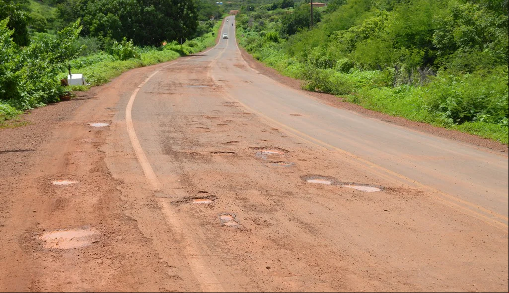 Além das curvas a rodovia está tomada de buracos