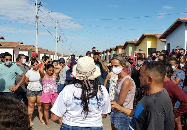 Populares ocupam casas no bairro Santa Maria