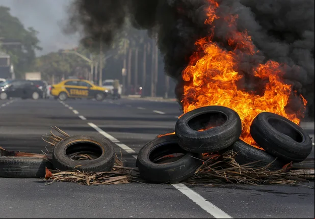 Associações se reuniram durante protesto em frente a ALEPI